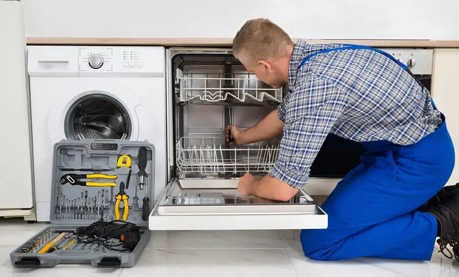 Kazan Electrolux servisi teknisyen ekibi beyaz eşya tamiri yaparken